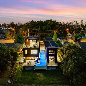 Villa Brand New Modern 8 Bedroom In City Centre - Heated Modern Infinity Pool, Gold Coast