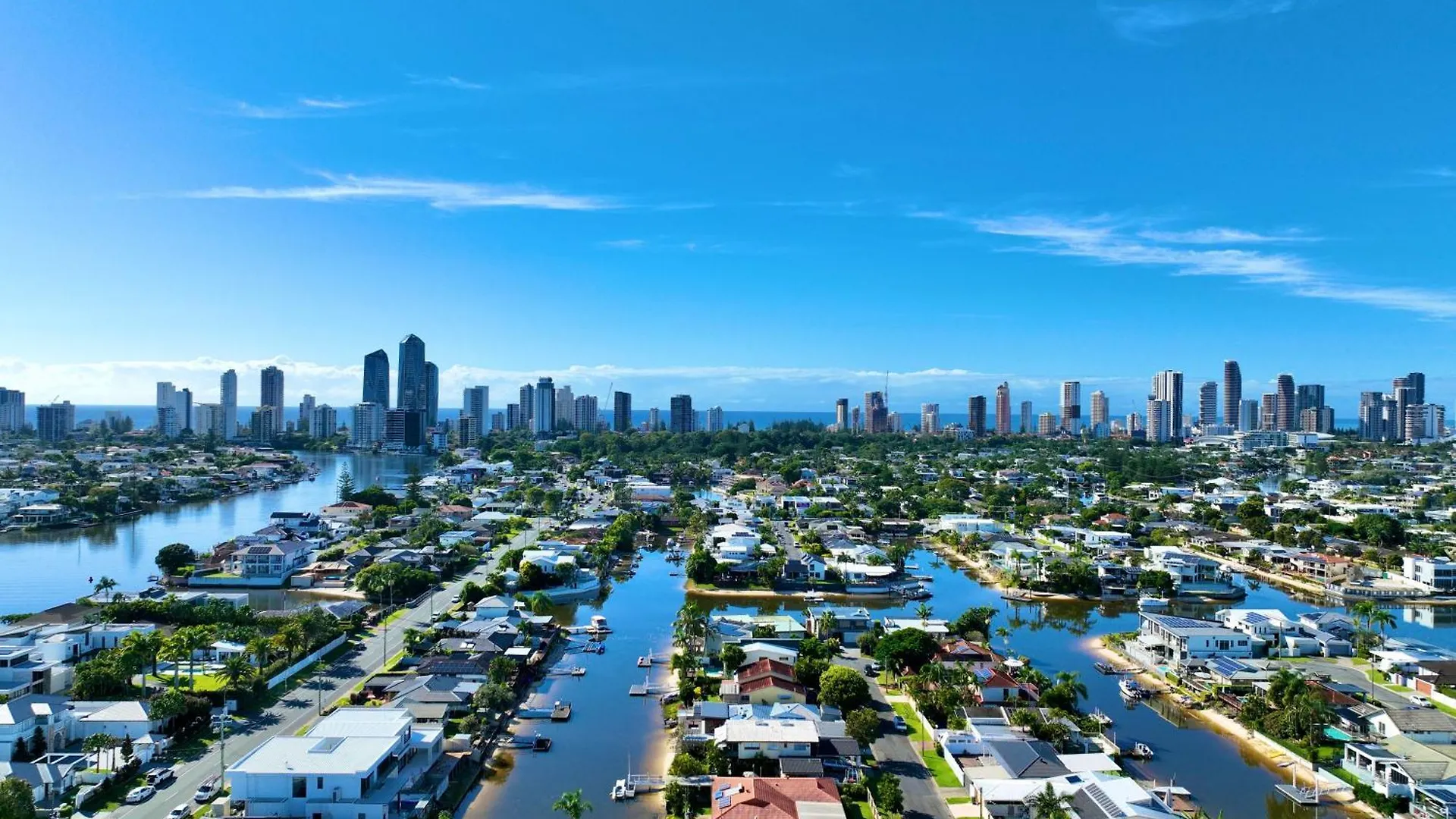 Broadbeach Casa Waterfront Resort With Pier-Enjoy Fishing On Vacation Gold Coast Villa