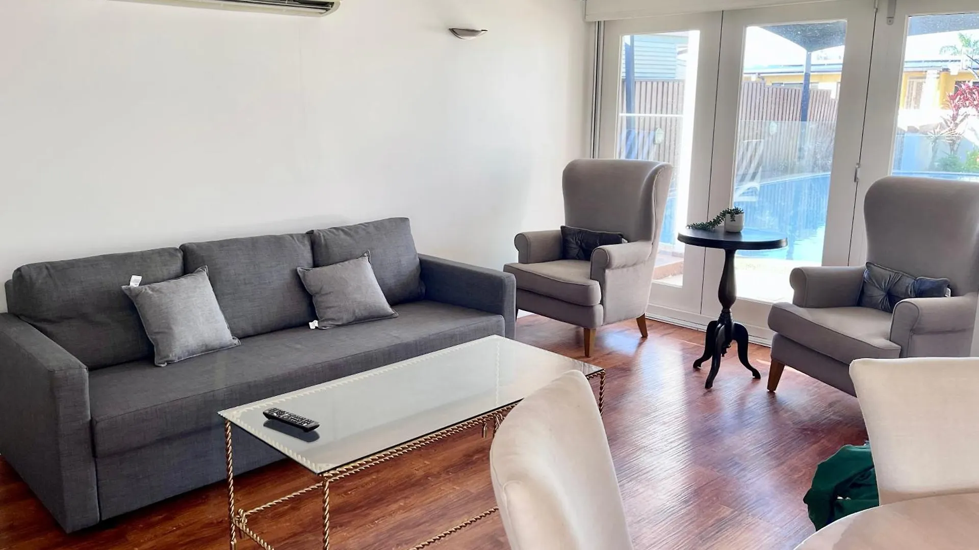 Broadbeach Casa Waterfront Resort With Pier-Enjoy Fishing On Vacation Gold Coast Australia